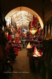 Image du Maroc Professionnelle de  Au grand souk Souk Semmarine à Souk Ejald (Cuire), sur cette pittoresque allée marchande où l’on retrouve principalement des bazars, marchands de babouche, sac, ceinture. Dans ces lieus on éprouve de l’admiration pour ces produits d’artisanats du Maroc, le 15 Novembre 2005.  (Photo / Abdeljalil Bounhar)